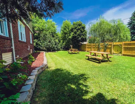 Centrally Located 5Br House in Niagara Falls Отели рядом с достопримечательностью «Водопады Бридал Вейл»