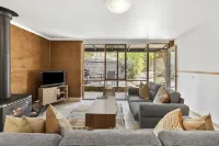 Split Point Cottages Hotels near Eagles Nest Fine Art Gallery