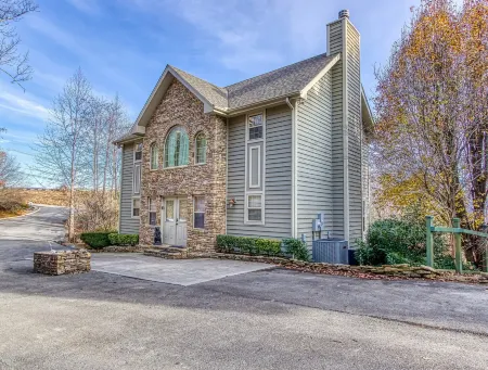 Tree Tops by HoneyBear Cabins Отели рядом с достопримечательностью «Little Mountain Church Village»
