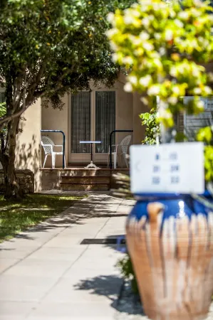 Hôtel le Leukos Отели рядом с достопримечательностью «Aqualand Port Leucate»