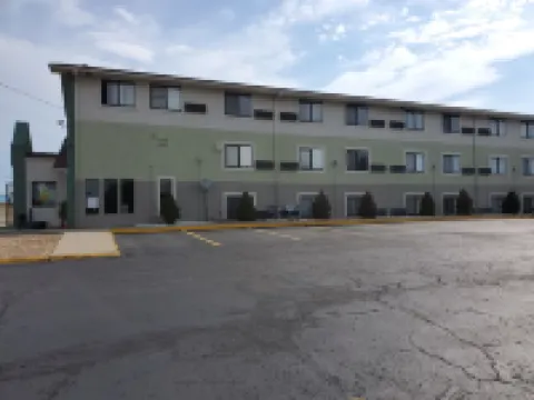 堪薩斯城巴里路-機場速8酒店 梅酒店