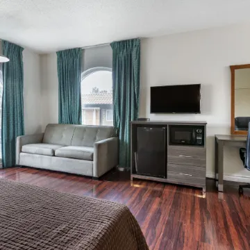 Riverside Inn & Suites