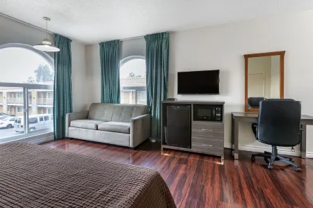 Riverside Inn & Suites