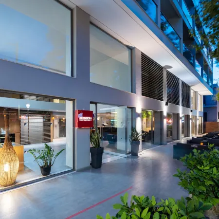 Oktober Downtown Boutique Hotel Отели рядом с достопримечательностью «Порт Мандраки»