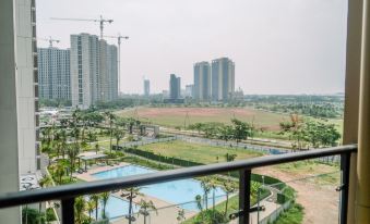 Comfortable Studio with Pool View at Sky House BSD Apartment