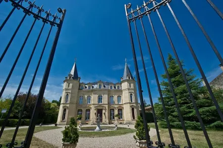 Chateau Pontet d'Eyrans & Spa Отели в г. Сен-Савен