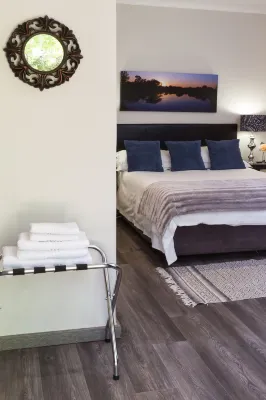 The Pecan Tree Guesthouse - Airport Shuttle