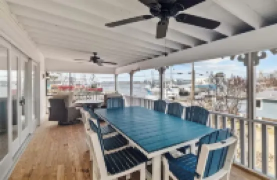 Harborview! Sleeps up to 10. Spa and beside The Bean!