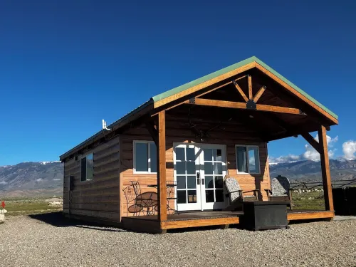 Elegant and peaceful cabin on the Clark's Fork of the Yellowstone river!