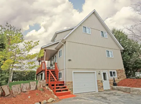 5 Bedrooms, Mountain Views, Steps from Blue Mountain Village, Hot Tub, BBQ