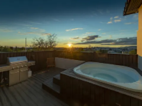 Iceland Sjf Villa , Hot Tub & Outdoor Sauna Amazing Mountains View - 15 Min to Downtown Hotels in Kópavogsbær