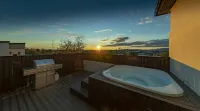 Iceland Sjf Villa , Hot Tub & Outdoor Sauna Amazing Mountains View - 15 Min to Downtown Hotels in Hafnarfjordur