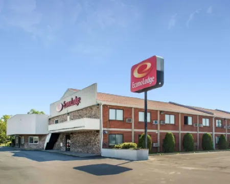 Econo Lodge Darien Lakes Hotels in Pembroke