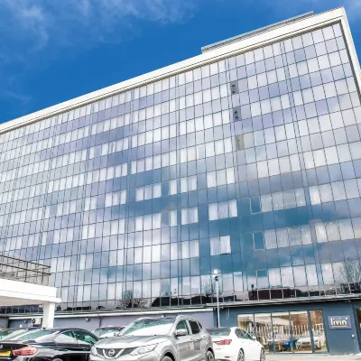 Livin' Serviced Apartments Hotels near Warner Bros. Studio Tour London