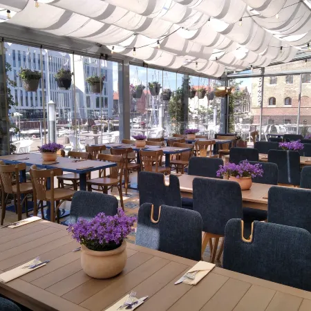 Hotel Marina Club Old Town View Отели рядом с достопримечательностью «Судно Солдек»