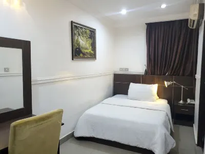 Luxury Suites and Apartments Отели в г. 