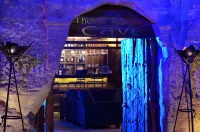 Petra Guest House Hotel - Quầy bar