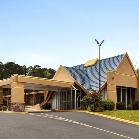 Super 8 by Wyndham Macon GA