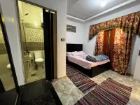 Jana Pyramids View Inn