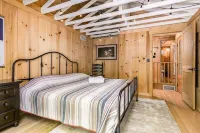 Big Red Cottage at Treetops by Lakewood Lux Hotel dekat Saugatuck-Douglas Historical Museum
