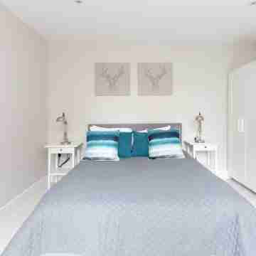 Fabulous Central Windsor Town House with Parking Rooms