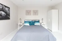 Fabulous Central Windsor Town House with Parking Hotels in Олд Виндзор