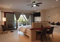 Beach Front Hotel Boutique DK House فنادق في هولبوكس