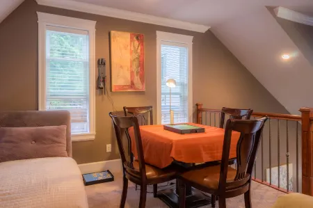 Vancouver Yuelai Guesthouse