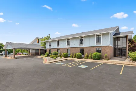 Super 8 by Wyndham Harrison AR Отели рядом с достопримечательностью «Библиотека Бун»