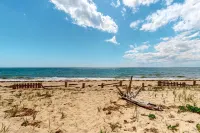 Seaside studio with amazing water views & private beach access across the street 特魯羅住宿飯店