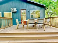 Private Back House with Deck and Kitchenette - Cozy Tranquil Hotels in East Austin
