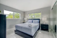 Walkable beach getaway with fast WiFi & full kitchen - snowbird & dog-friendly