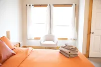 Charming 1-bedroom apartment in Jericho โรงแรมใน
