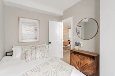Warm|Cozy|Lovely|1BR|Lincoln Sq.| VK Wholesale 주변 호텔