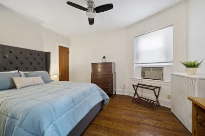 100 Yr. Old Chicago Brick Craftsman with yard, Near Beach and Loyola! Hotels near Indian Boundary Park Cultural Center