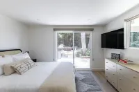 New Remodeled Home 5 Min Walk to Beach in Montecito, Spa, FirePit, BBQ.