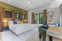 Exclusive, Luxury Retreat in Columbus, Hot Tub, Rooftop Deck, Sleeps 12 Hotel di 