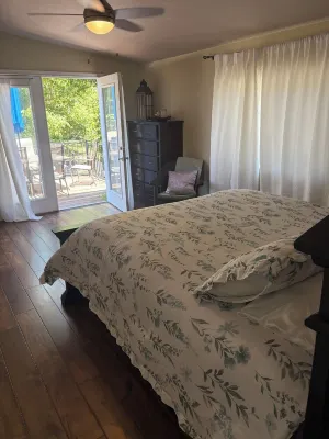 Tropical Retreat. Great for 6-8 guest. Close to beaches.