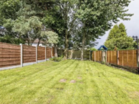 3 Bed House - Sleeps 5 - Parking - Garden - Wifi Hotels in Blackburn