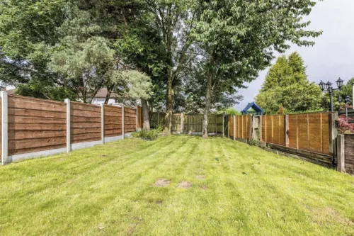 3 Bed House - Sleeps 5 - Parking - Garden - Wifi Hotels in Blackburn