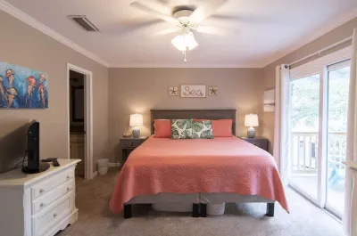 Best LOCATION!! Adjacent to King and Prince Resort!! Sleeps 6-8 Hotel in zona St Simons Island