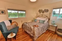 Cottage in The Rocks/Remodeled Bungalow nestled in the Vineyards & Orchards