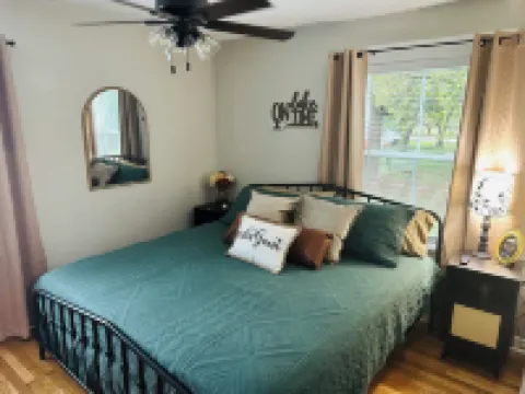 Historic 1940's Cottage Near Tim's Ford Lake & Town Square Fully Remodeled