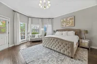 Luxe 5BD Home, Heated Pool, Game Room, King Beds, Family-Friendly Hotels near Parker Road