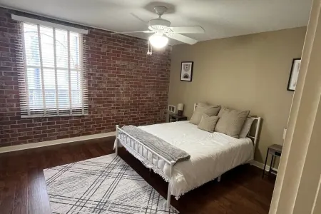 2-bedroom condo in superb Baton Rouge near Downtown
