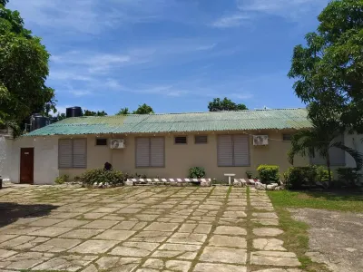 Entire 6-Bedroom Villa Free Parking with Fast Wifi Hotel a 