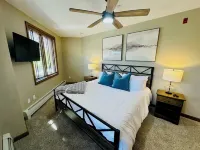 Elegant remodeled 3BD 2BA in the heart of Avon. Just minutes from Beaver Creek. 에이본 호텔