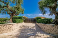 Madini Luxury Villa with Free Pool Heating