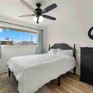 Modern Getaway - Near Golf & Casinos Rooms