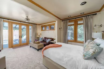 The Castle Rock Estate by AvantStay Steps From Arch Cape beach w Hot Tub Sauna